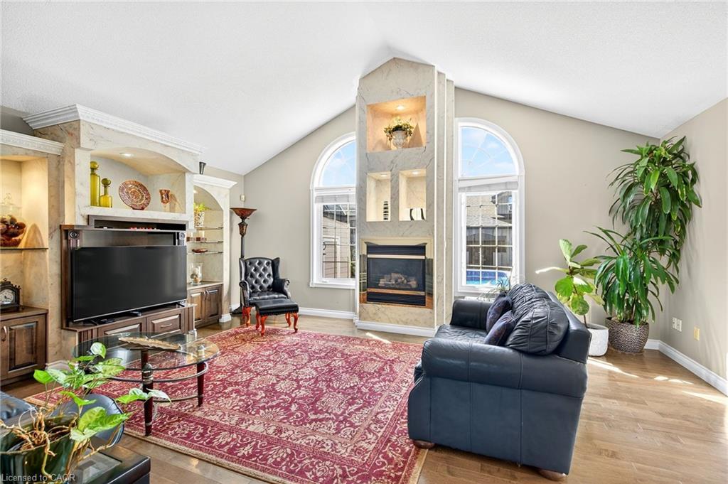18 Konstantine Court, Hamilton, ON - Indoor Photo Showing Living Room With Fireplace