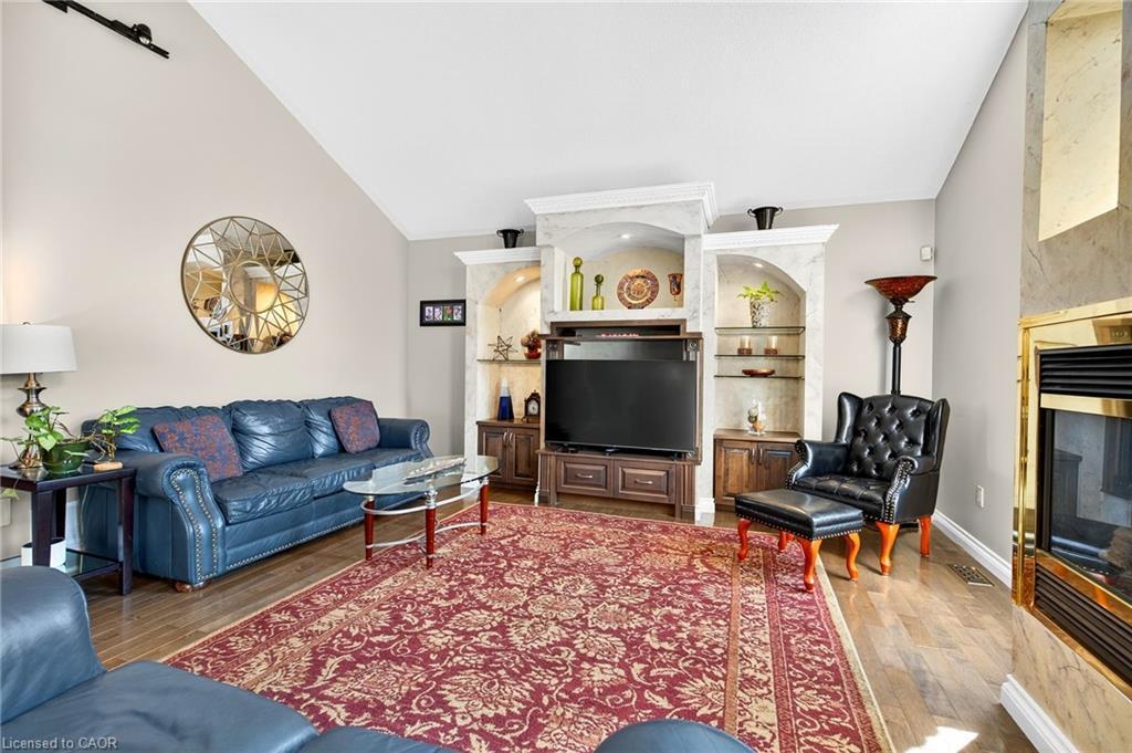 18 Konstantine Court, Hamilton, ON - Indoor Photo Showing Living Room With Fireplace