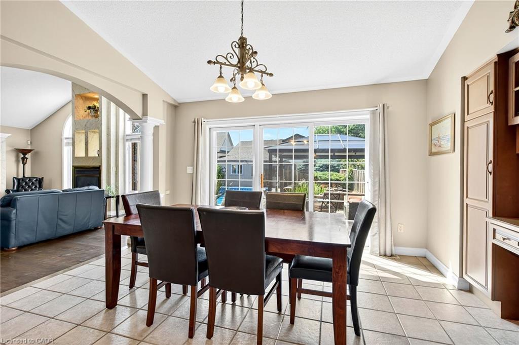 18 Konstantine Court, Hamilton, ON - Indoor Photo Showing Dining Room
