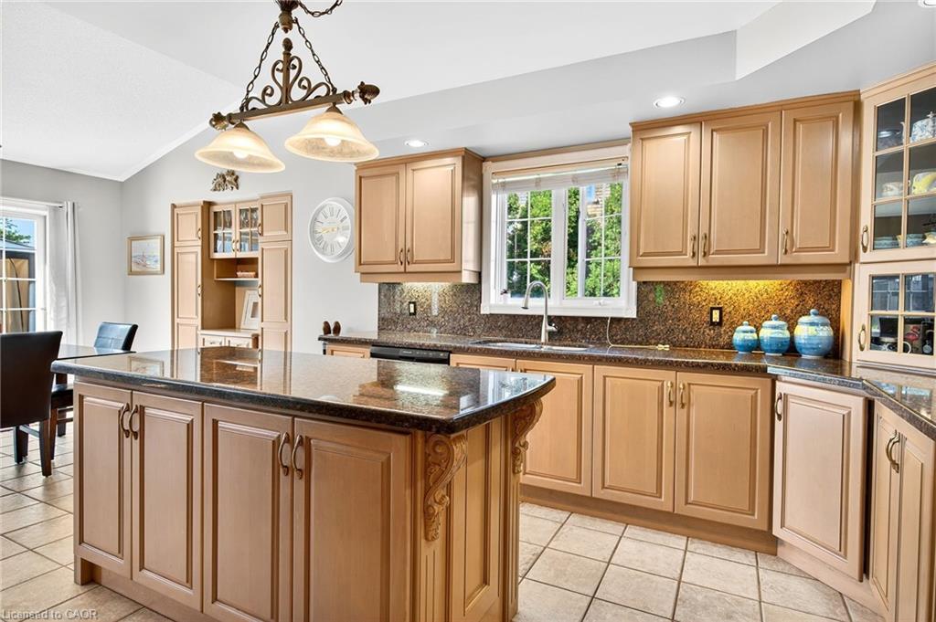 18 Konstantine Court, Hamilton, ON - Indoor Photo Showing Kitchen