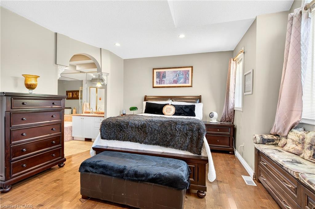18 Konstantine Court, Hamilton, ON - Indoor Photo Showing Bedroom