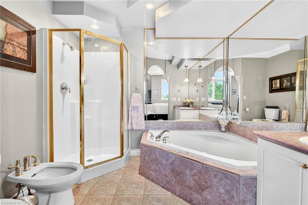 18 Konstantine Court, Hamilton, ON - Indoor Photo Showing Bathroom