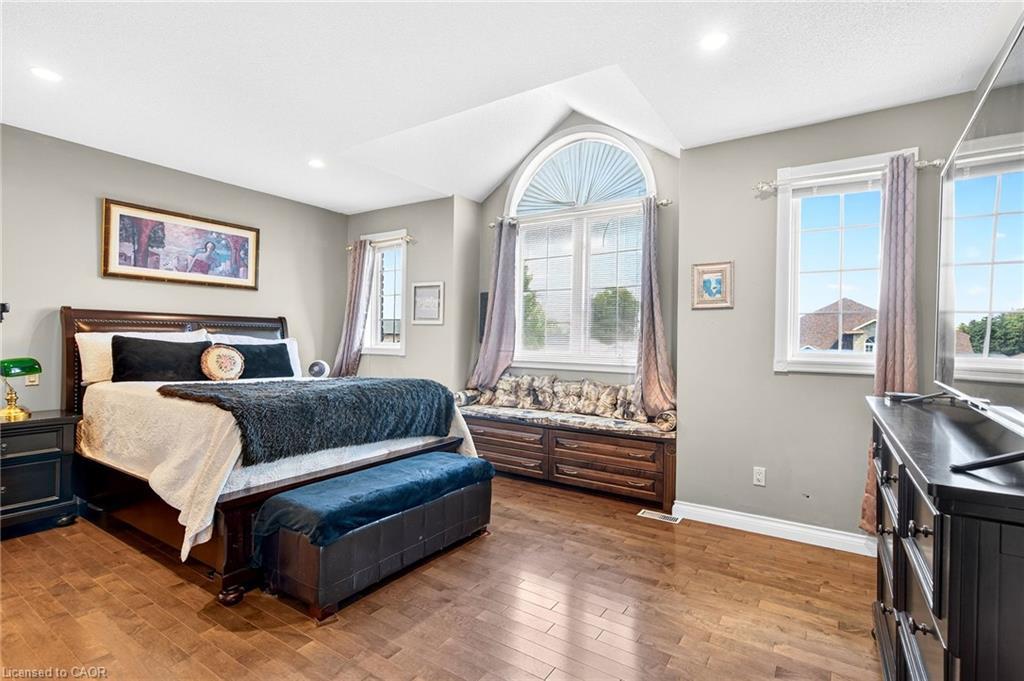 18 Konstantine Court, Hamilton, ON - Indoor Photo Showing Bedroom