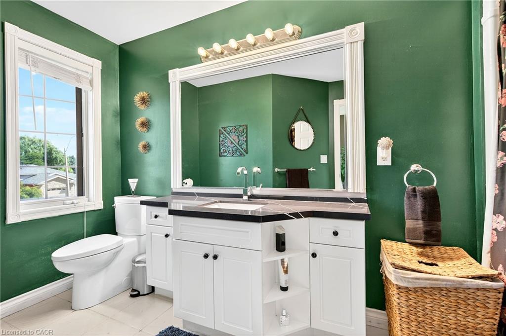 18 Konstantine Court, Hamilton, ON - Indoor Photo Showing Bathroom