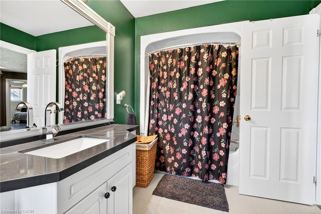 18 Konstantine Court, Hamilton, ON - Indoor Photo Showing Bathroom