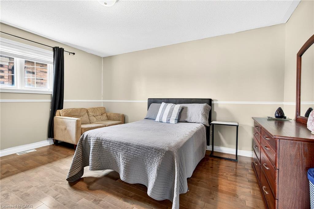 18 Konstantine Court, Hamilton, ON - Indoor Photo Showing Bedroom