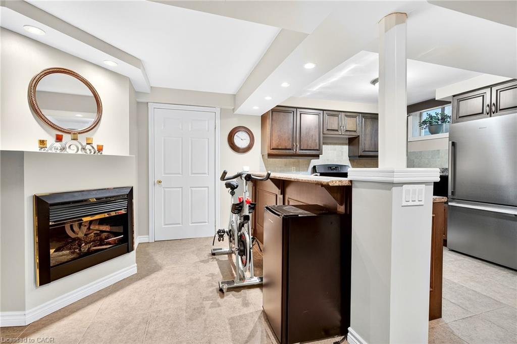 18 Konstantine Court, Hamilton, ON - Indoor With Fireplace
