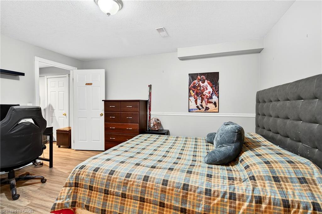 18 Konstantine Court, Hamilton, ON - Indoor Photo Showing Bedroom