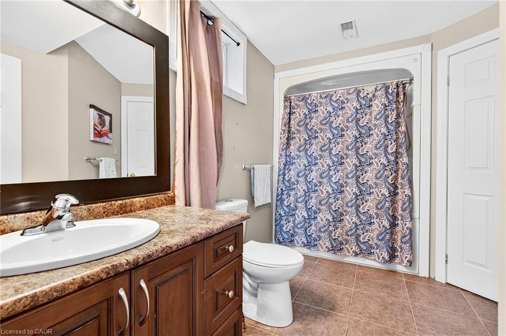 18 Konstantine Court, Hamilton, ON - Indoor Photo Showing Bathroom