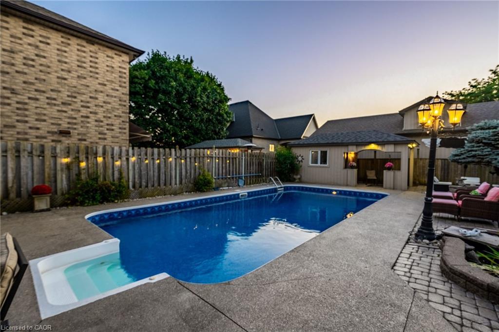 18 Konstantine Court, Hamilton, ON - Outdoor With In Ground Pool With Backyard