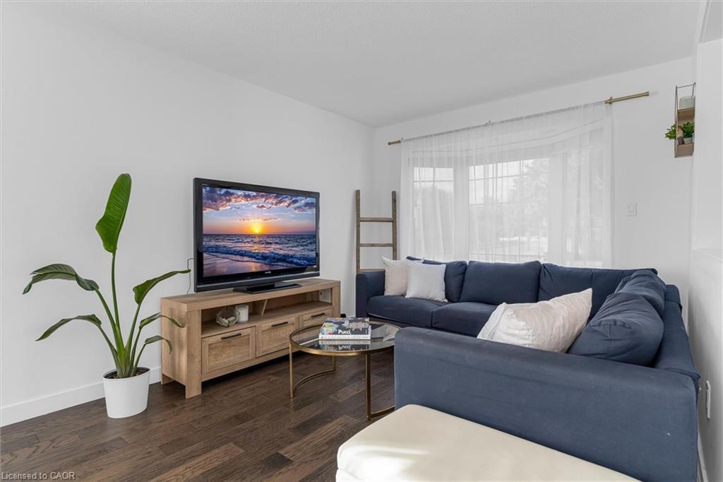 1500 Riley Avenue, Burlington, ON - Indoor Photo Showing Living Room