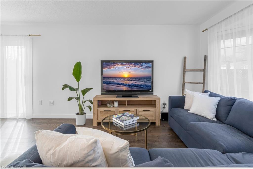 1500 Riley Avenue, Burlington, ON - Indoor Photo Showing Living Room