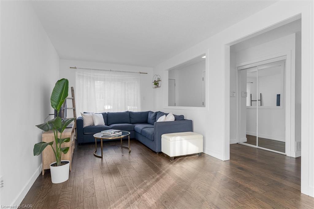 1500 Riley Avenue, Burlington, ON - Indoor Photo Showing Living Room