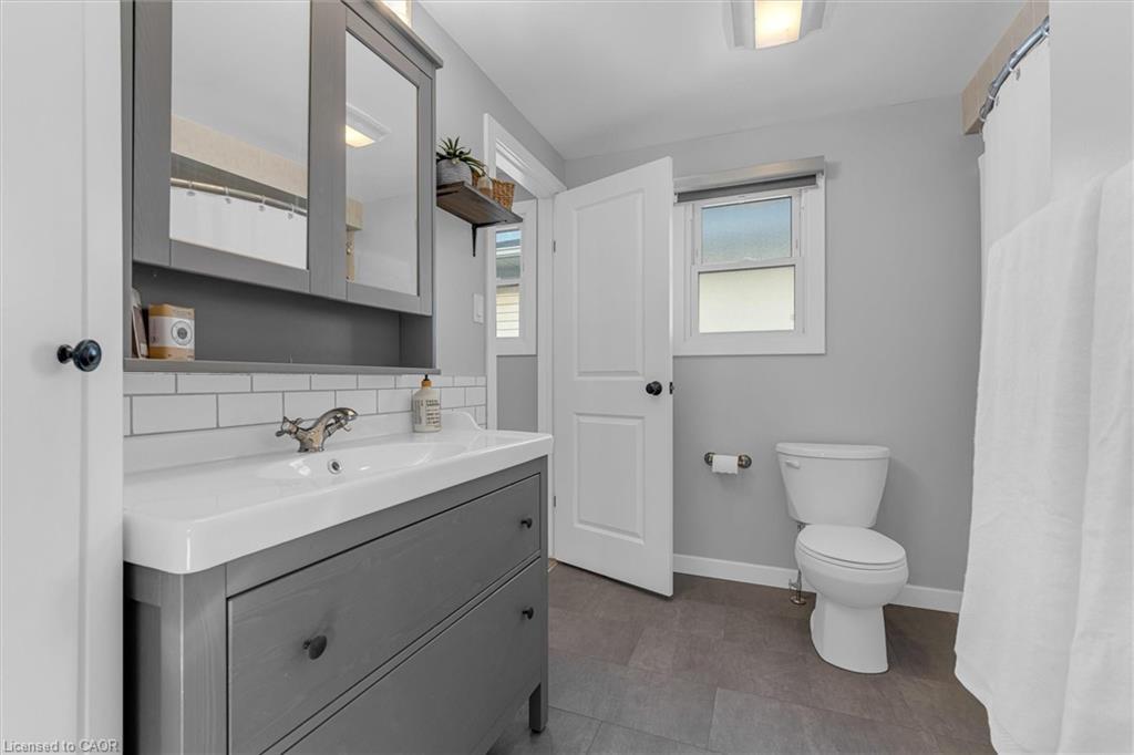 1500 Riley Avenue, Burlington, ON - Indoor Photo Showing Bathroom