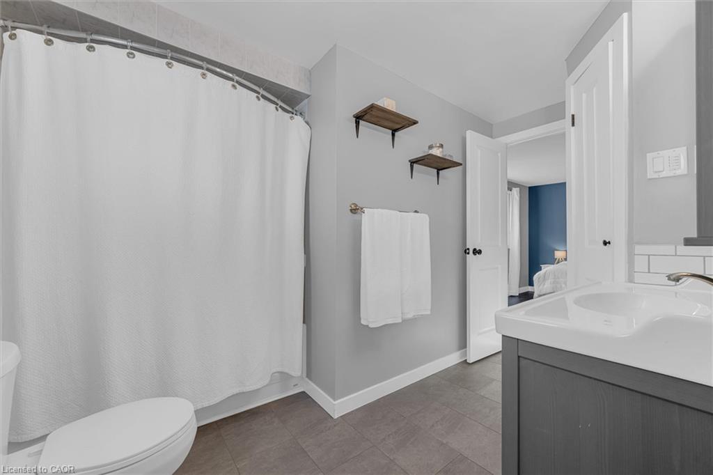 1500 Riley Avenue, Burlington, ON - Indoor Photo Showing Bathroom
