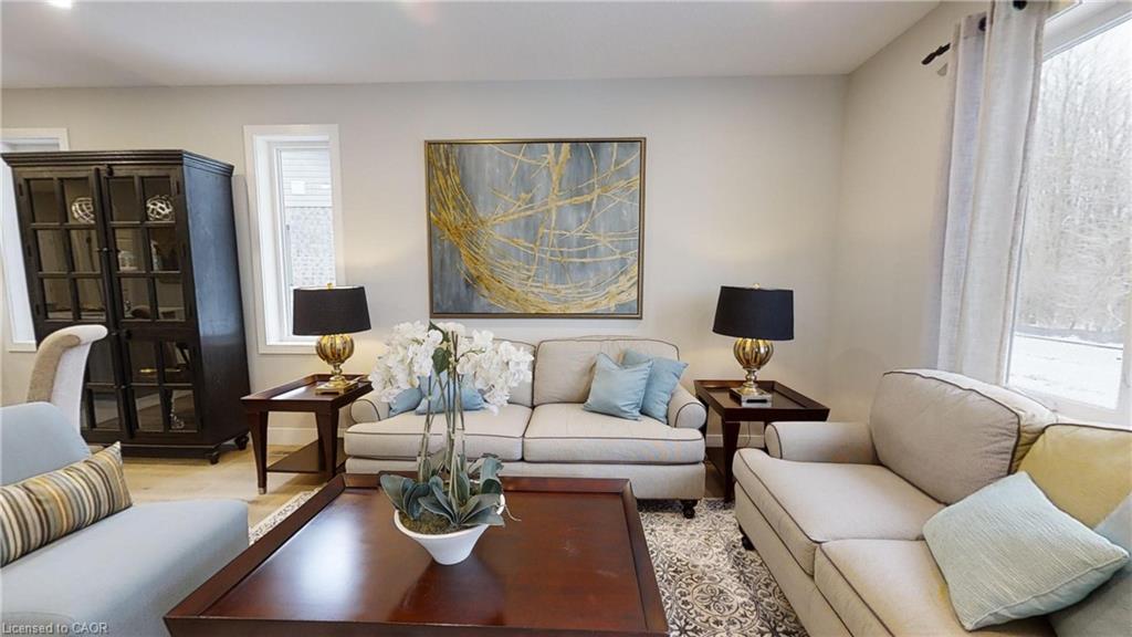 668 Chelton Road, London, ON - Indoor Photo Showing Living Room