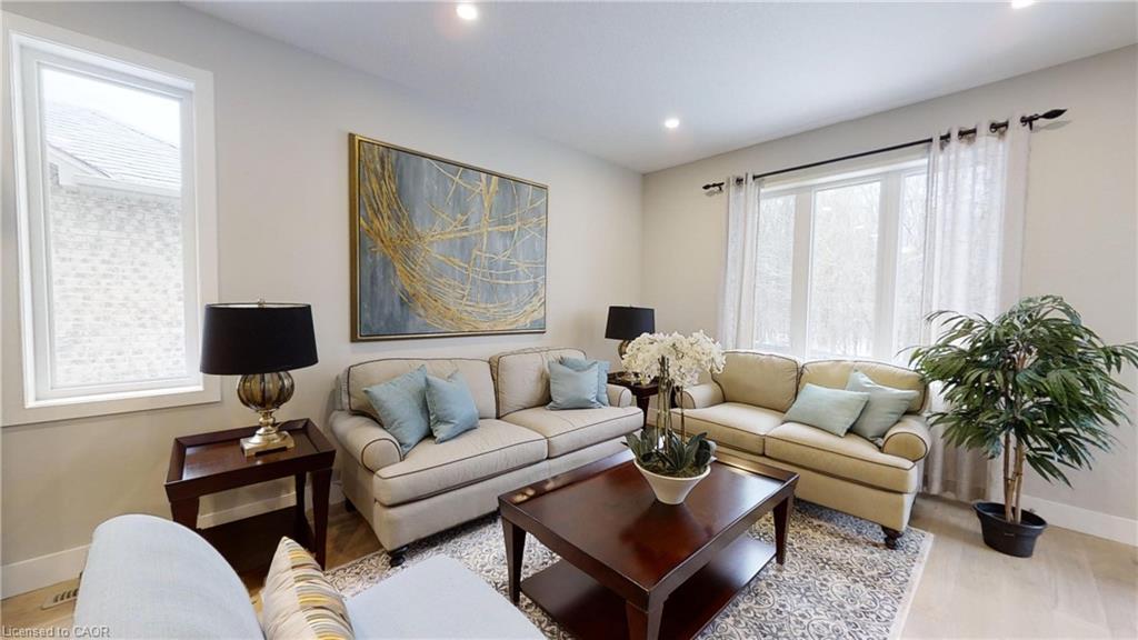 668 Chelton Road, London, ON - Indoor Photo Showing Living Room