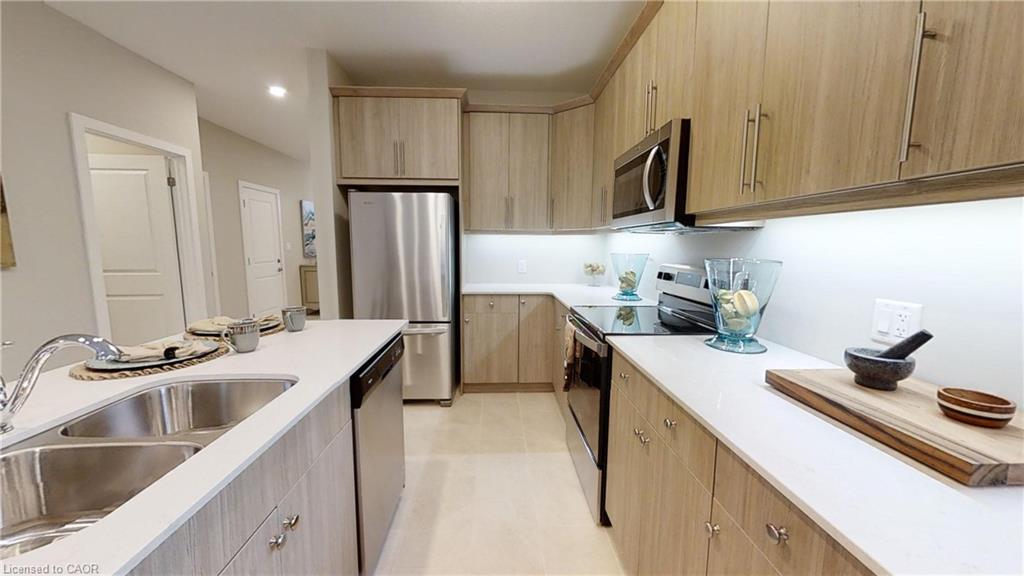 668 Chelton Road, London, ON - Indoor Photo Showing Kitchen With Double Sink