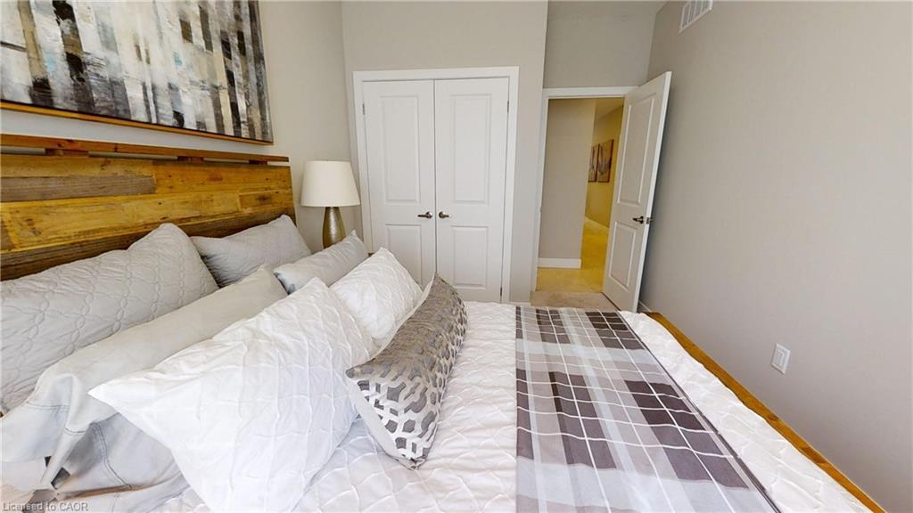 668 Chelton Road, London, ON - Indoor Photo Showing Bedroom