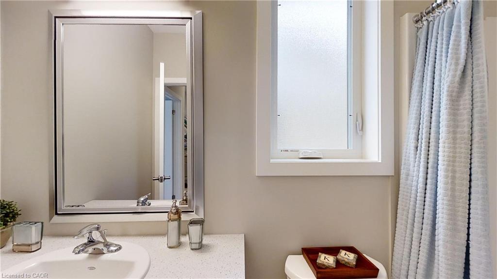 668 Chelton Road, London, ON - Indoor Photo Showing Bathroom