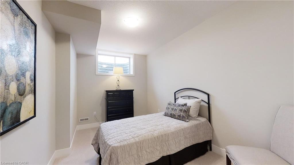 668 Chelton Road, London, ON - Indoor Photo Showing Bedroom