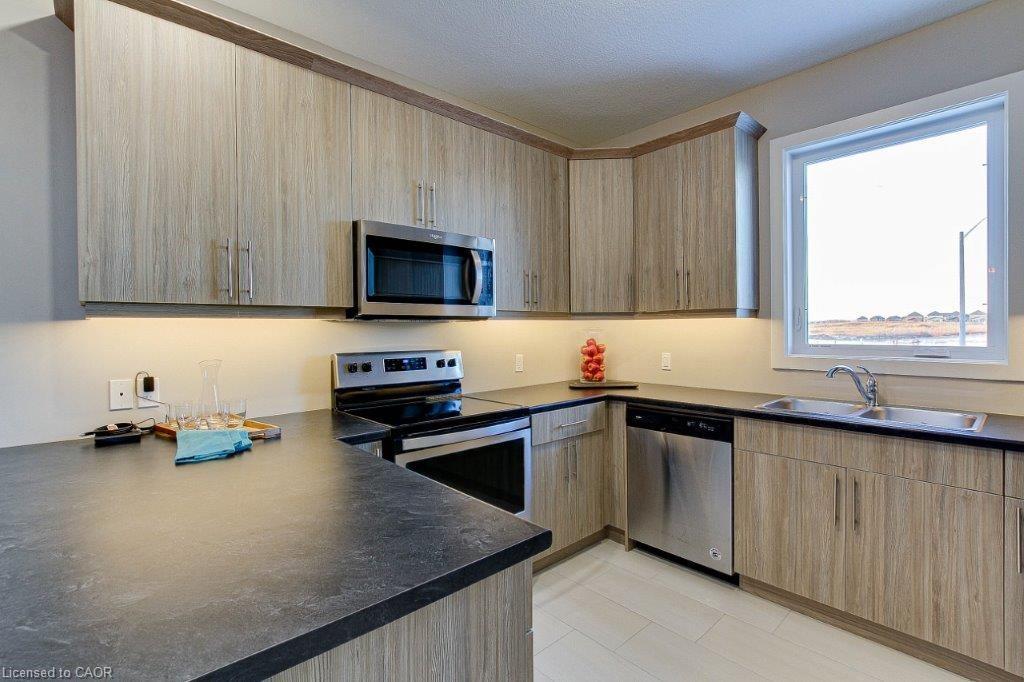 2100 Evans Boulevard, London, ON - Indoor Photo Showing Kitchen With Double Sink