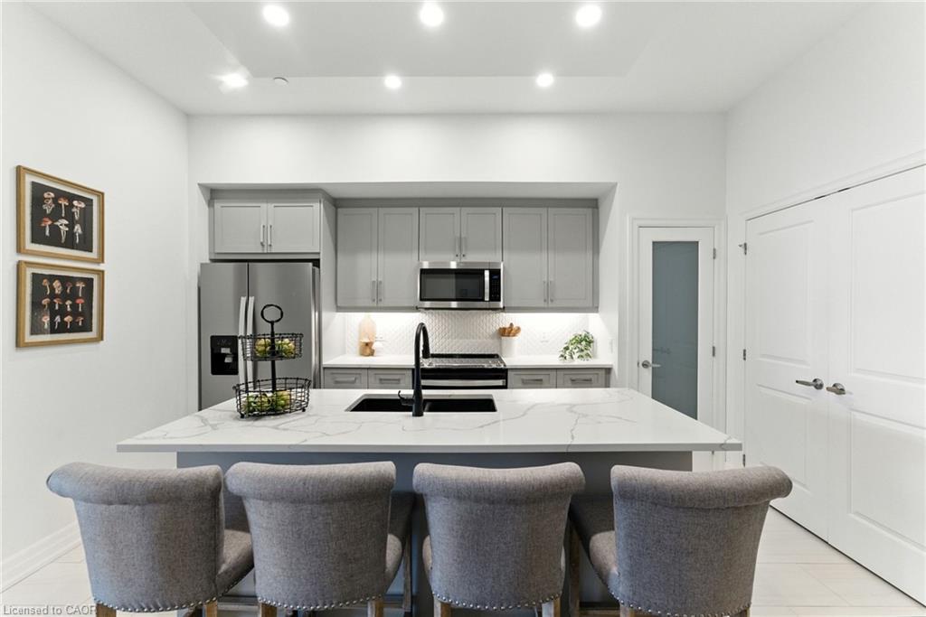 207-1880 Gordon Street, Guelph, ON - Indoor