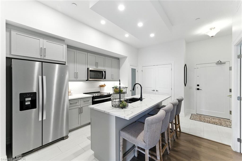 207-1880 Gordon Street, Guelph, ON - Indoor Photo Showing Kitchen With Upgraded Kitchen