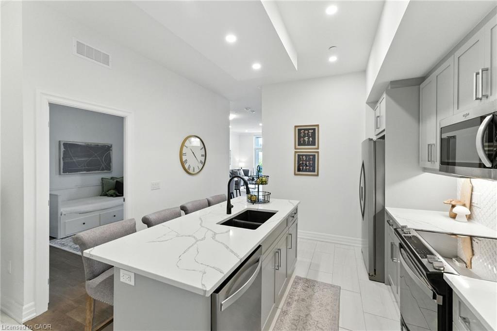207-1880 Gordon Street, Guelph, ON - Indoor Photo Showing Kitchen With Double Sink With Upgraded Kitchen