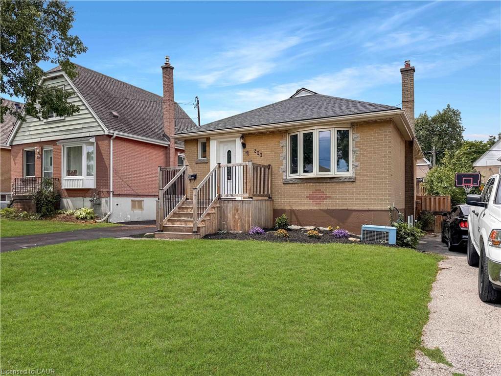 300 East 32Nd Street, Hamilton, ON - Outdoor With Facade