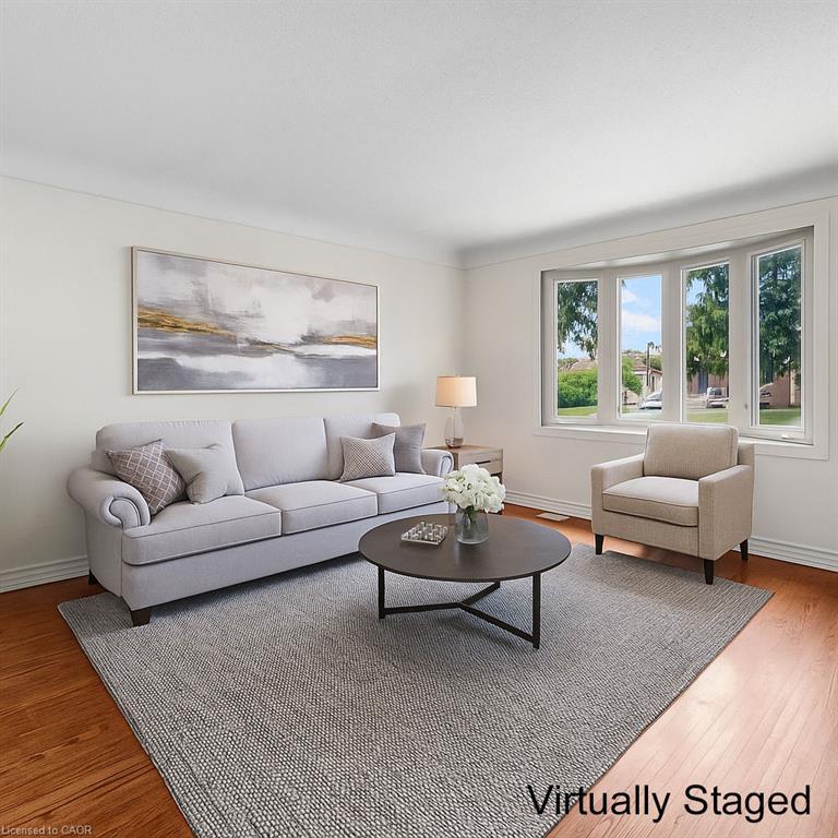 300 East 32Nd Street, Hamilton, ON - Indoor Photo Showing Living Room