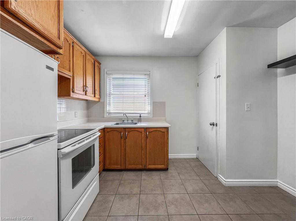 300 East 32Nd Street, Hamilton, ON - Indoor Photo Showing Kitchen