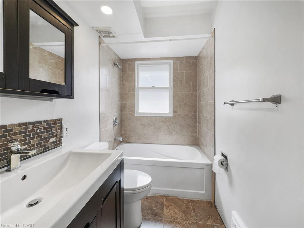 300 East 32Nd Street, Hamilton, ON - Indoor Photo Showing Bathroom