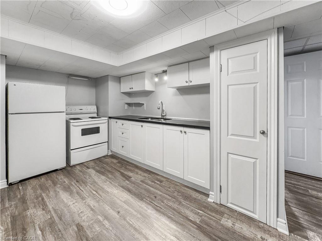 300 East 32Nd Street, Hamilton, ON - Indoor Photo Showing Kitchen