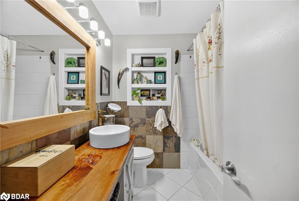 364 Beachwood Avenue, London, ON - Indoor Photo Showing Bathroom