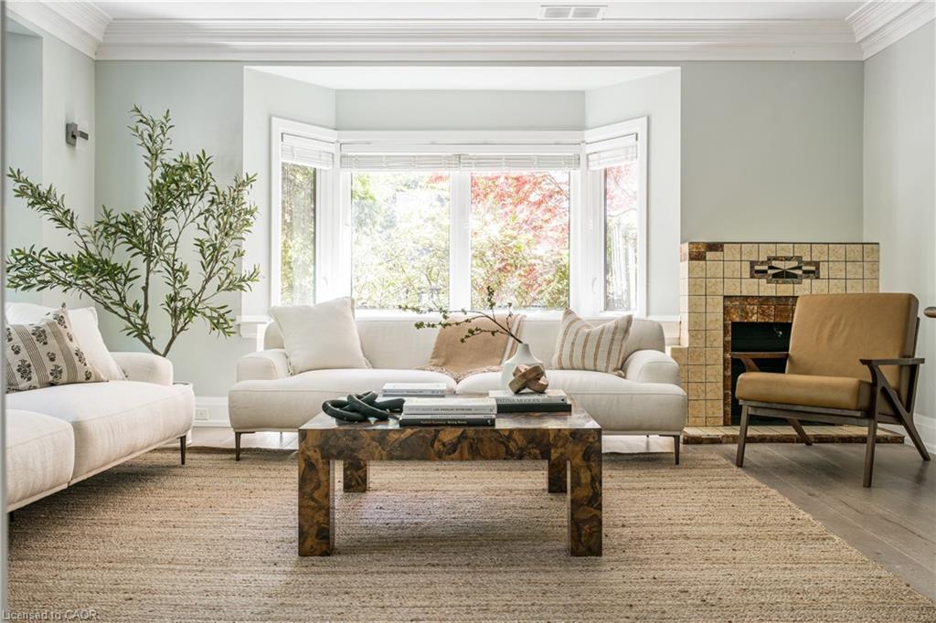 3 Oakwood Place, Hamilton, ON - Indoor Photo Showing Living Room