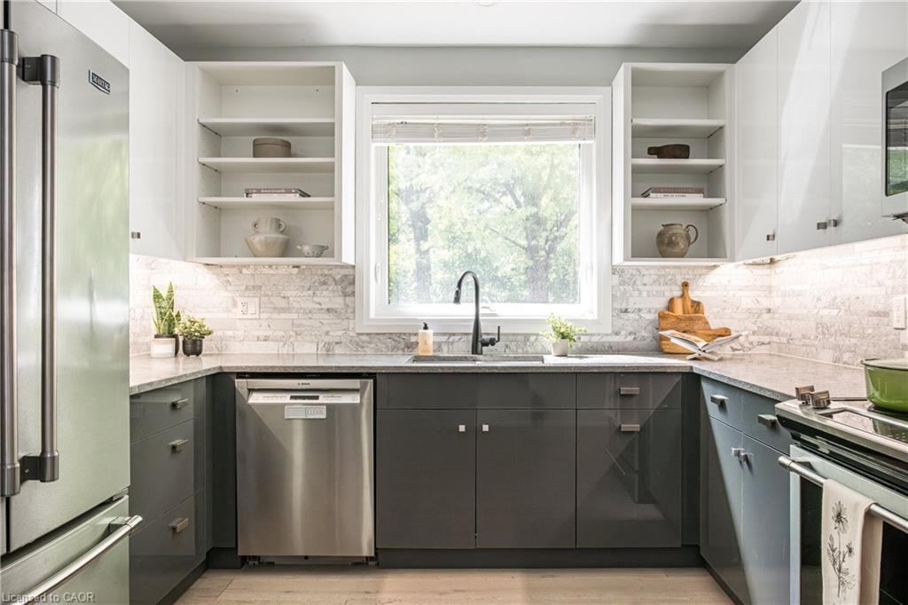 3 Oakwood Place, Hamilton, ON - Indoor Photo Showing Kitchen With Upgraded Kitchen