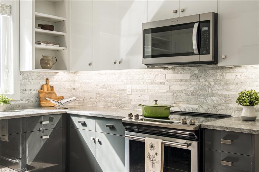 3 Oakwood Place, Hamilton, ON - Indoor Photo Showing Kitchen With Upgraded Kitchen