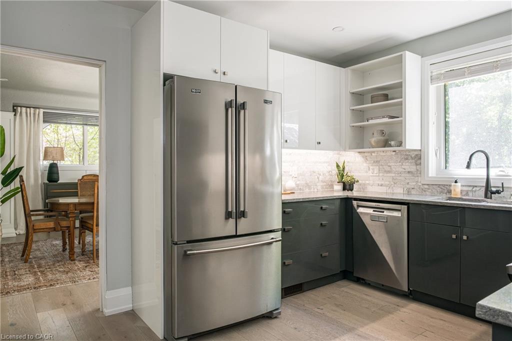 3 Oakwood Place, Hamilton, ON - Indoor Photo Showing Kitchen With Upgraded Kitchen