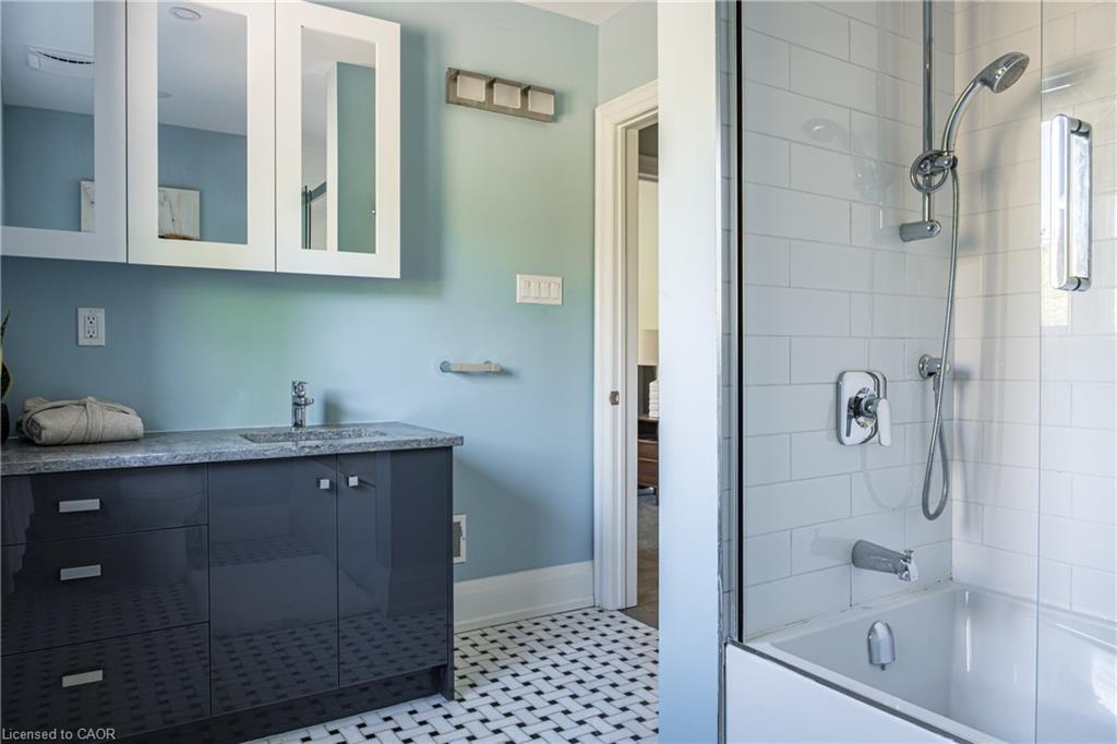 3 Oakwood Place, Hamilton, ON - Indoor Photo Showing Bathroom
