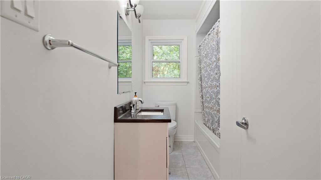 1 Caroline Street, St. Catharines, ON - Indoor Photo Showing Bathroom