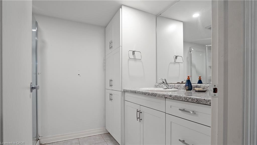 1 Caroline Street, St. Catharines, ON - Indoor Photo Showing Bathroom