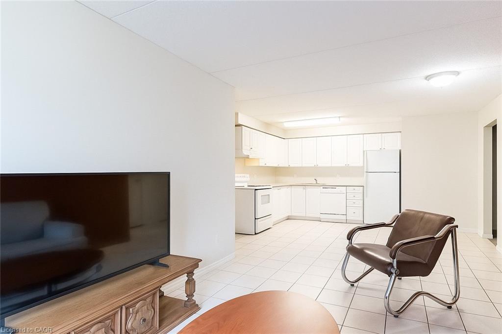 301-261 Lester Street, Waterloo, ON - Indoor Photo Showing Kitchen
