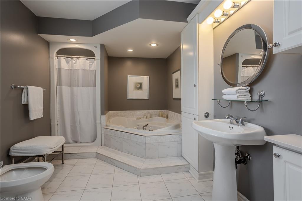 56 Farris Avenue, St. Catharines, ON - Indoor Photo Showing Bathroom