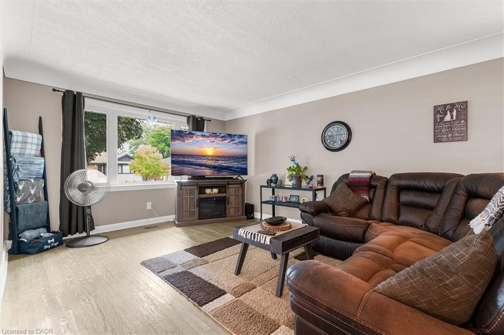 331 East 42Nd Street, Hamilton, ON - Indoor Photo Showing Living Room