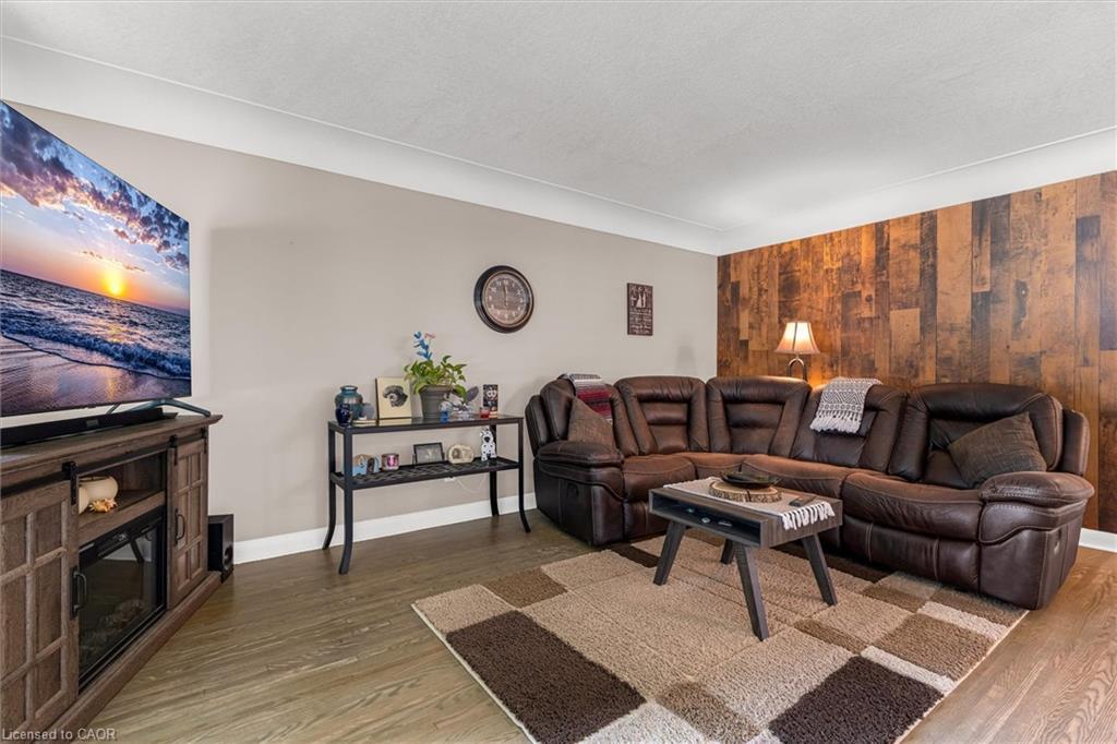 331 East 42Nd Street, Hamilton, ON - Indoor Photo Showing Living Room