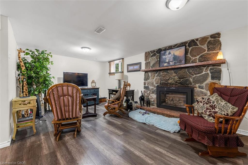 331 East 42Nd Street, Hamilton, ON - Indoor Photo Showing Living Room With Fireplace