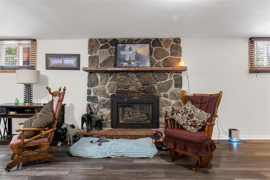 331 East 42Nd Street, Hamilton, ON - Indoor Photo Showing Living Room With Fireplace