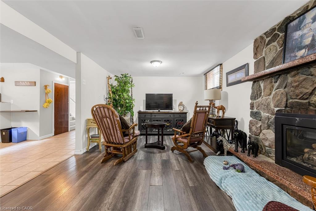 331 East 42Nd Street, Hamilton, ON - Indoor Photo Showing Living Room With Fireplace