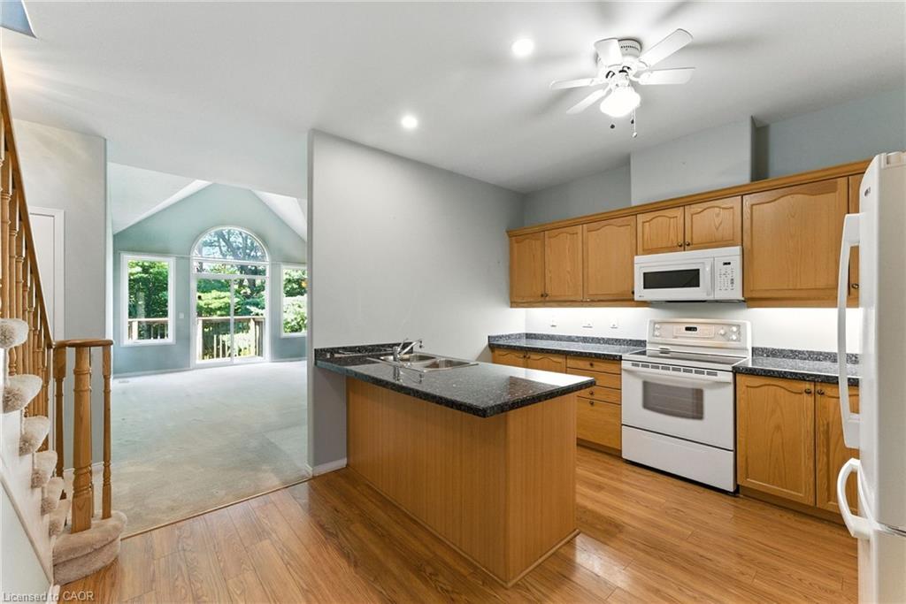 6-40 Wesleyan Court, Ancaster, ON - Indoor Photo Showing Kitchen